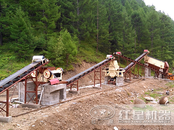 沖擊式破碎機(jī)工作現(xiàn)場(chǎng)