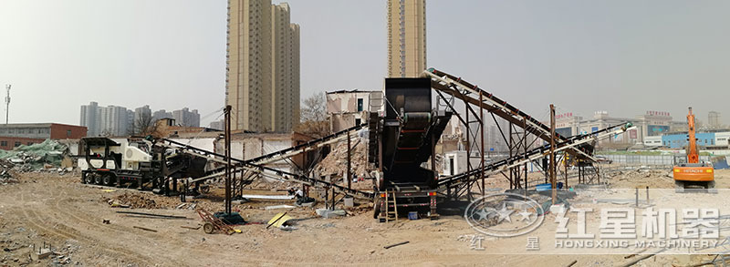 建筑垃圾粉碎機正在工地現(xiàn)場處理廢料 建筑垃圾粉碎機正在工地現(xiàn)場處理廢料