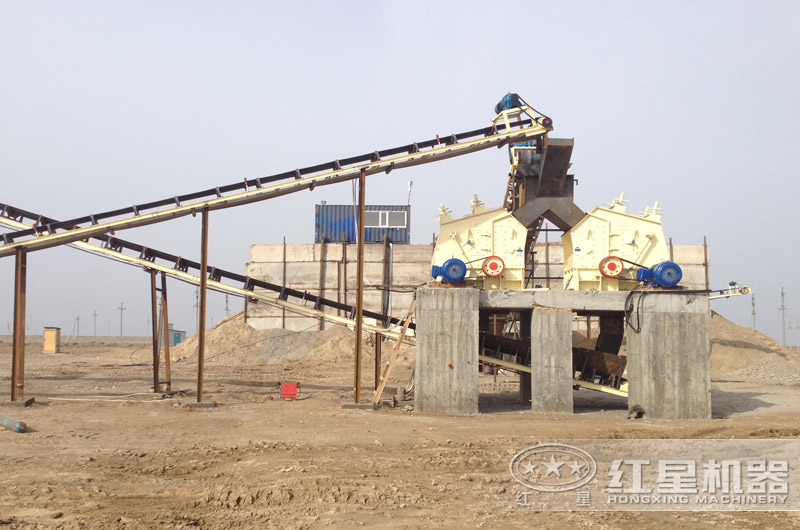 反擊式破碎機(jī)工作現(xiàn)場 反擊式破碎機(jī)工作現(xiàn)場