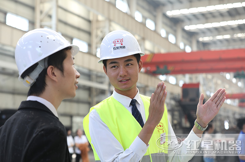 客戶經(jīng)理在為來(lái)廠參觀用戶講解移動(dòng)打砂機(jī)的功能特點(diǎn) 客戶經(jīng)理在為來(lái)廠參觀用戶講解移動(dòng)打砂機(jī)的功能特點(diǎn)