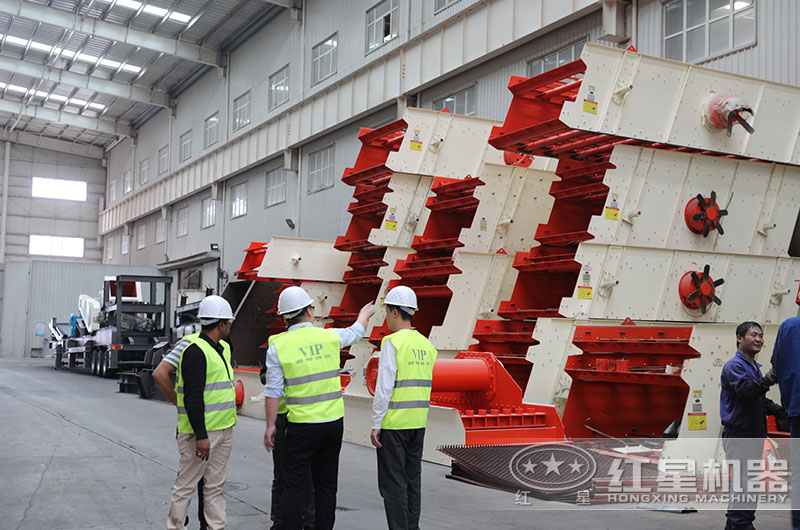 印度用戶來(lái)紅星廠區(qū)考察圓振動(dòng)篩 印度用戶來(lái)紅星廠區(qū)考察圓振動(dòng)篩