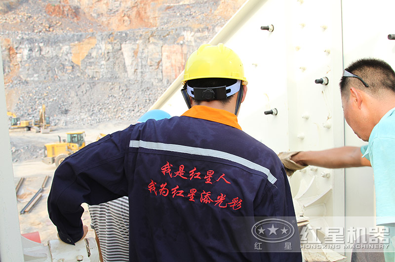 紅星技術(shù)員在用戶現(xiàn)場安裝指導(dǎo)中 紅星技術(shù)員在用戶現(xiàn)場安裝指導(dǎo)中