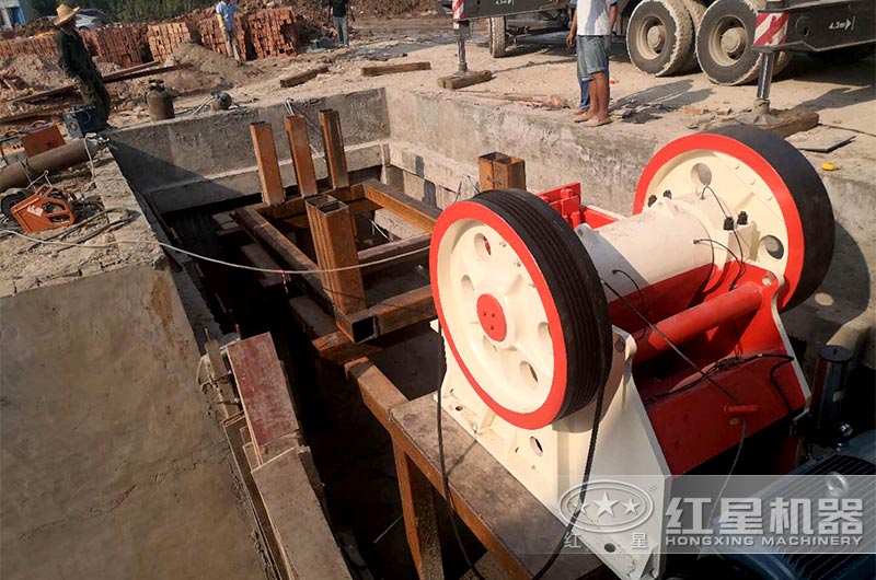 顎式破碎機(jī)安裝現(xiàn)場 顎式破碎機(jī)安裝現(xiàn)場