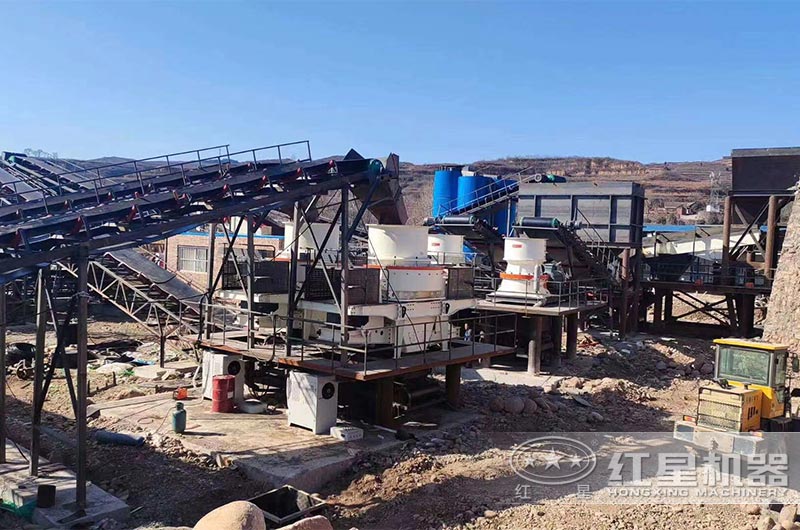 機(jī)械式粉碎機(jī)處理石料現(xiàn)場 機(jī)械式粉碎機(jī)處理石料現(xiàn)場