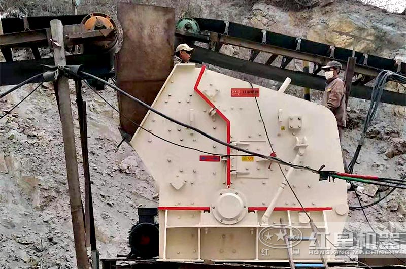 反擊破碎機(jī)現(xiàn)場實(shí)拍圖2 反擊破碎機(jī)現(xiàn)場實(shí)拍圖2