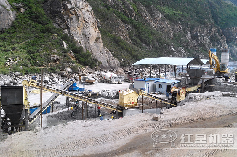 煤矸石粉碎現(xiàn)場(chǎng) 煤矸石粉碎現(xiàn)場(chǎng)