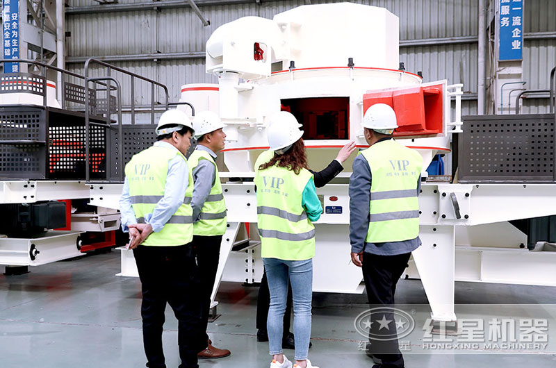 用戶到廠參觀，近距離考察制沙機(jī)設(shè)備