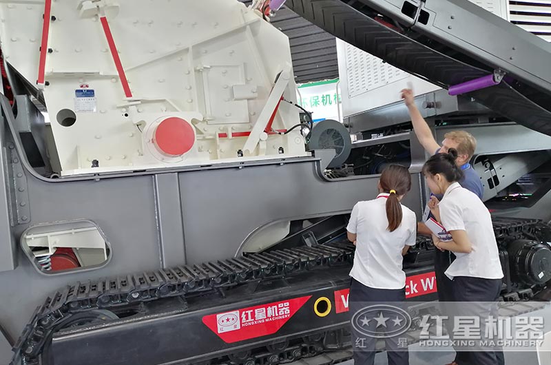 用戶到廠參觀考察大型移動打沙機(jī) 用戶到廠參觀考察大型移動打沙機(jī)