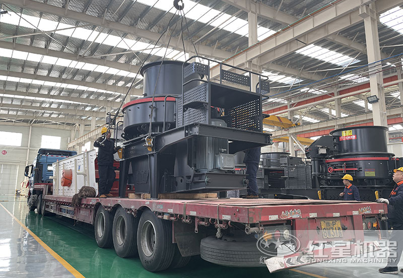 紅星機(jī)器沖擊破碎機(jī)廠家直銷，發(fā)貨現(xiàn)場