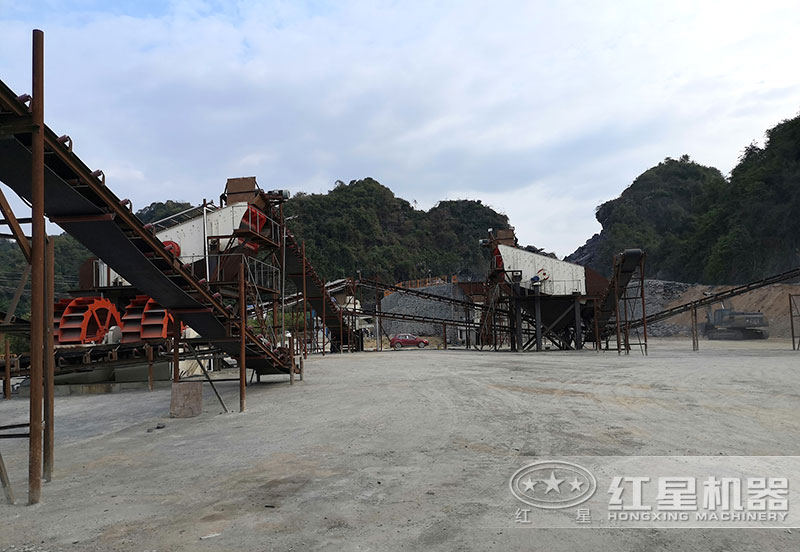 方案三配置現(xiàn)場：破碎機(jī)+制砂機(jī)+洗砂機(jī)，費用80萬以上