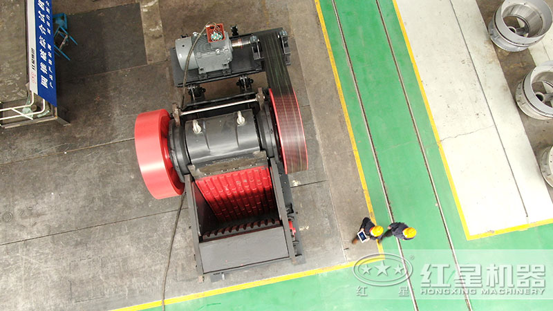 粗料破碎機(jī)一臺(tái)多少錢，每小時(shí)產(chǎn)量多少噸，有沒(méi)有現(xiàn)場(chǎng)視頻