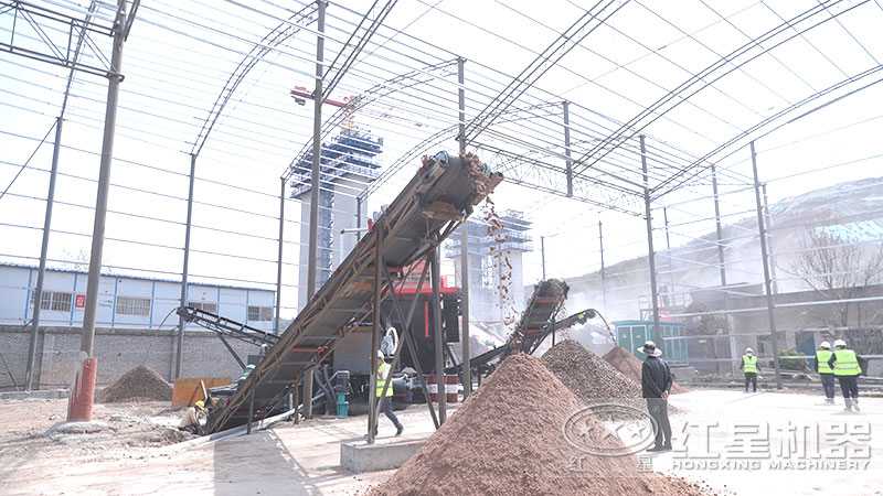 移動石子制砂機拉到現(xiàn)場就地作業(yè)，整機一體化