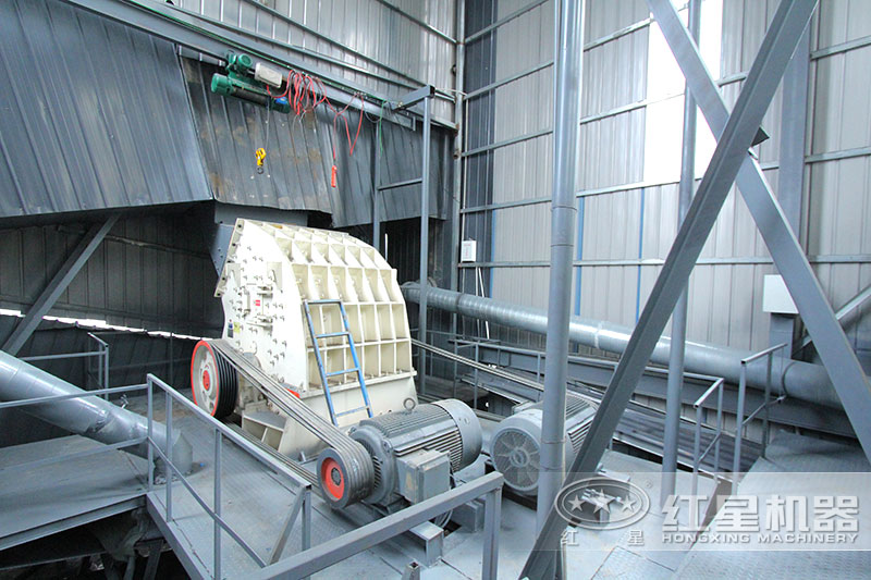 錘式破碎機(jī)安裝現(xiàn)場(chǎng)，僅需一臺(tái)設(shè)備足以